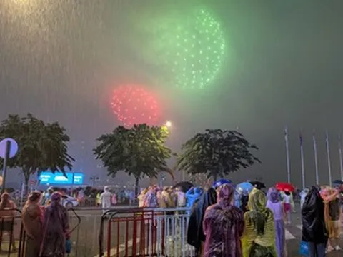 Hàng nghìn người đội mưa chờ xem pháo hoa 2/9 ở TPHCM