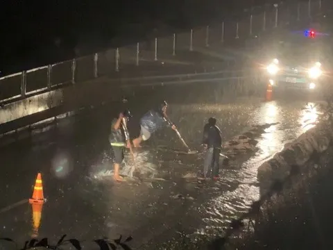 Cát sạt lở tràn xuống cao tốc Vĩnh Hảo – Phan Thiết, giao thông tê liệt nhiều giờ