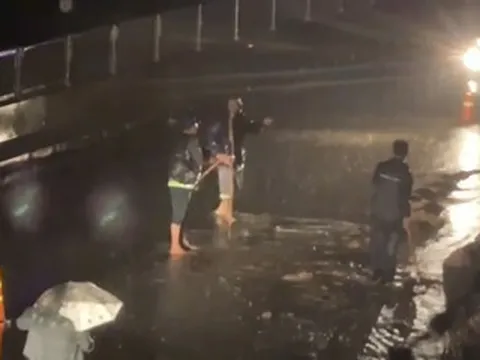 Cát tràn xuống cao tốc Vĩnh Hảo - Phan Thiết trong đêm