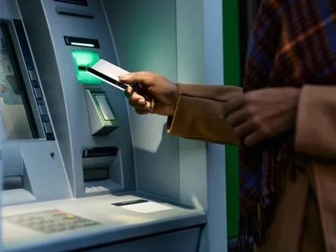 Phát hiện số tiền lớn ở cây ATM, người đàn ông vội trình báo công an