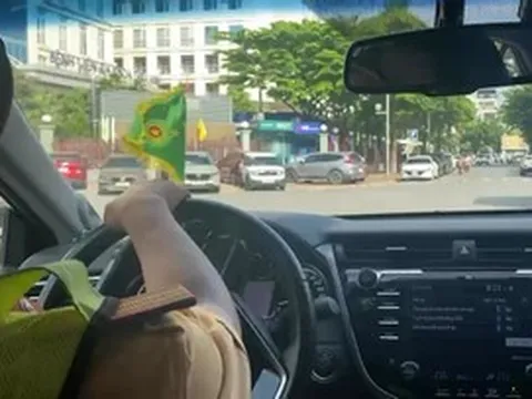 Chiếc Land Cruiser dừng ở cao tốc cầu cứu, cảnh sát lập tức mở đường 'sinh tử'