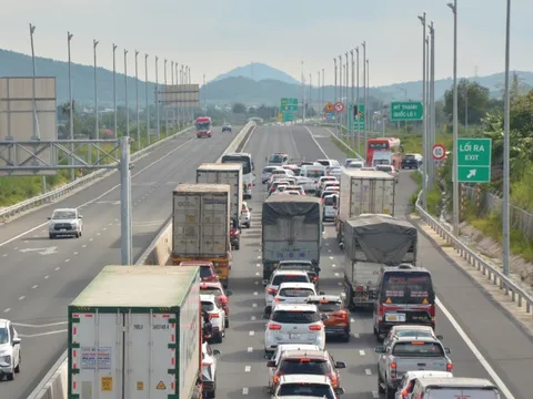 Đóng lối vào cao tốc Phan Thiết - Dầu Giây tại Ba Bàu do xe cộ đông đúc