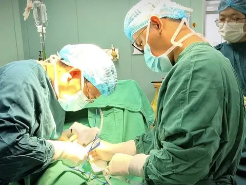 Nguy cơ liệt mặt, mù lòa từ u tuyến nước bọt ác tính