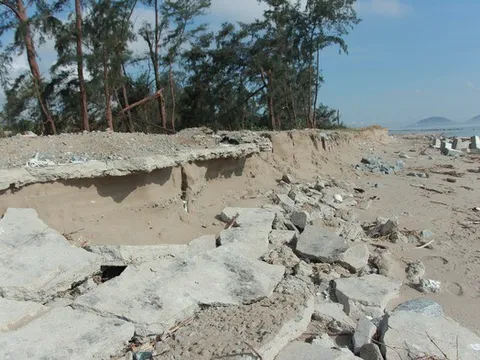 Hà Tĩnh: Hàng trăm mét đê biển bị sóng biển khoét sâu, nứt vỡ tan hoang