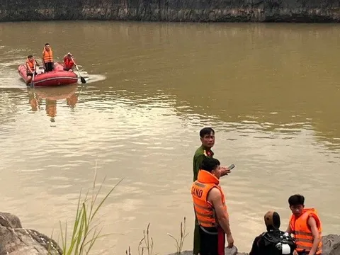 Thấy bạn rơi xuống hồ 2 thanh niên nhảy xuống cứu, cả ba đều mất tích