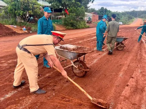Công an Đồng Nai huy động lực lượng khắc phục sạt lở trên quốc lộ 14C
