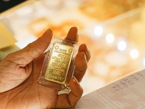 Giá vàng trong nước lẫn thế giới lập kỷ lục mọi thời đại