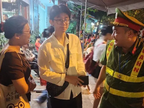 Nam thanh niên nhận lại toàn bộ giấy tờ đánh rơi trong đêm chờ xem diễu binh A80