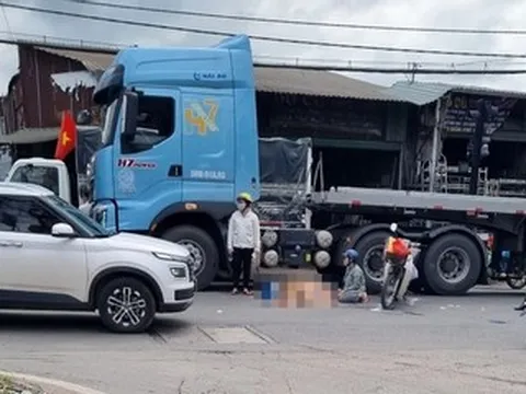Va chạm xe máy và container, người phụ nữ tử vong, thân nhân ngã quỵ tại hiện trường