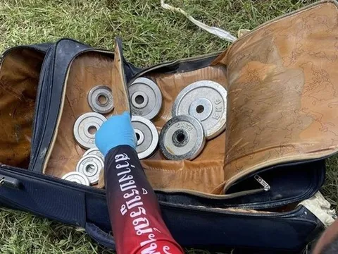 Phát hiện vali màu đen trong hồ nước và bí mật bất ngờ bên trong