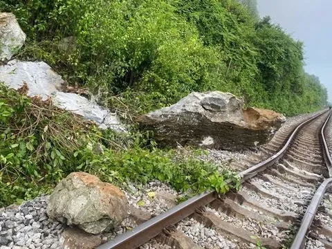 Sạt lở đá làm biến dạng đường ray, tàu hỏa Bắc - Nam tạm ngưng qua Quảng Trị