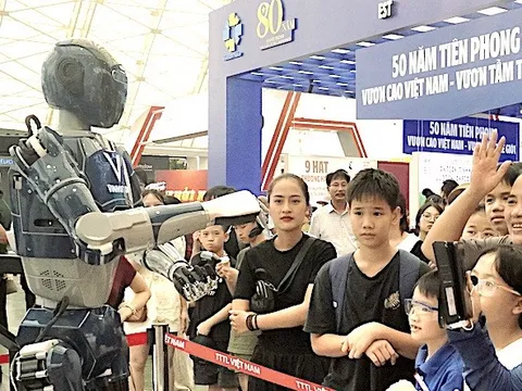 Người dân trầm trồ trước giàn khoan trên biển, đường tải điện xuyên Bắc Nam, robot biết nói