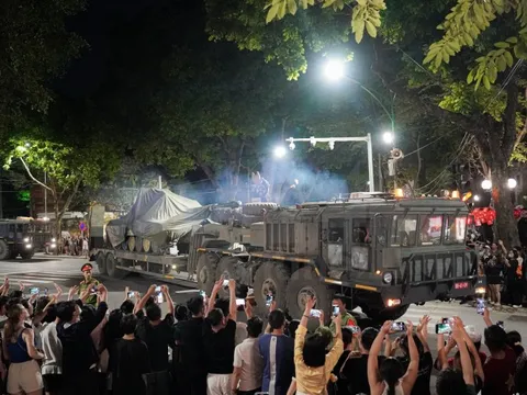 Xe tăng, xe bọc thép phục vụ A80 hành quân trong đêm về lại các đơn vị