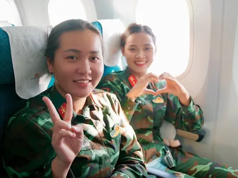 Chuyến bay đặc biệt đưa các nữ chiến sĩ trở về TP HCM sau khi hoàn thành nhiệm vụ A80