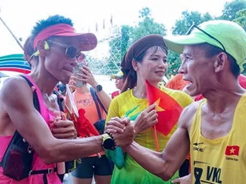 'Dị nhân' Nguyễn Văn Long hoàn thành chạy bộ xuyên Việt mừng Quốc khánh