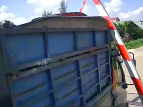 Gác chắn đường sắt bất ngờ gãy rời, rơi trúng người phụ nữ đi đường