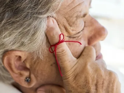 Khi nào chứng 'hay quên' ở người cao tuổi không còn là chuyện bình thường?