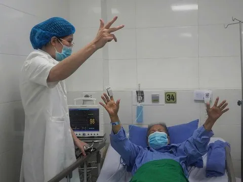 Can thiệp thành công túi phình mạch não cho cụ bà 90 tuổi