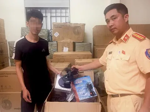 Hà Nội: Xe tải chở gần 2.000 quạt, sạc điện không rõ nguồn gốc