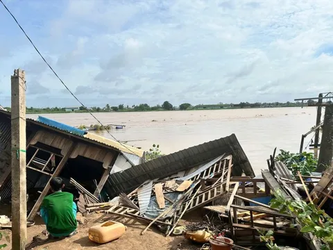 Sạt lở bờ sông Hậu dài 100m, ăn sâu vào đất liền 25m