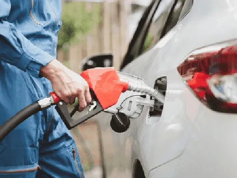 Giá xăng tăng lần thứ ba liên tiếp