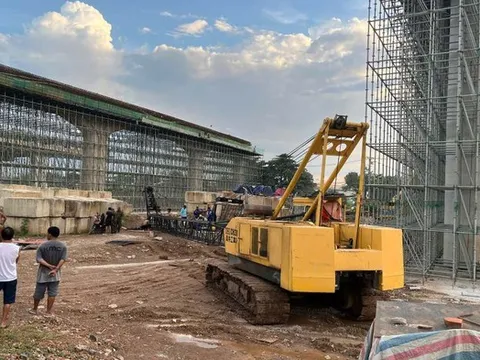 Cần cẩu bất ngờ đổ sập, đè trúng 2 công nhân