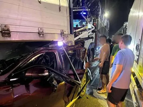 Tai nạn giữa 4 ô tô ở Ninh Bình, xe con bị kẹp nát, nhiều người thương vong