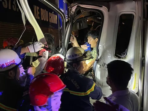 Tài xế xe tải hoảng loạn vì mắc kẹt trong ca-bin sau va chạm giao thông