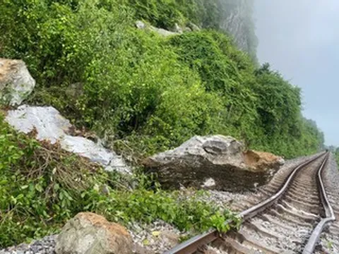 Tảng đá khổng lồ lăn từ đỉnh núi làm biến dạng đường ray sắt