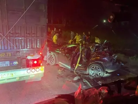 Đang chờ đèn đỏ, ô tô 7 chỗ bị xe tải tông bẹp dúm khiến 3 người thương vong