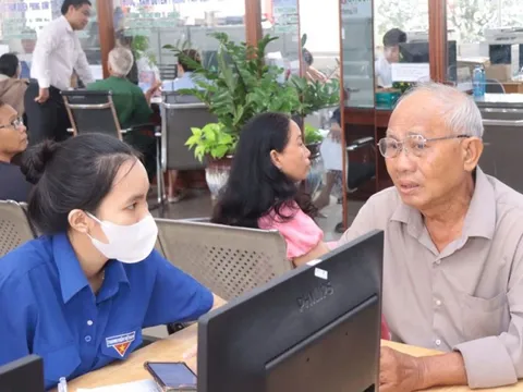 Tận tâm, chu đáo phục vụ người dân