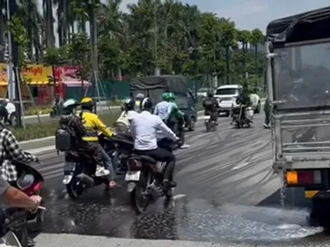 500 lít dầu tràn ra đường gây cảnh trượt ngã ở Hà Nội, cảnh sát truy tìm tài xế