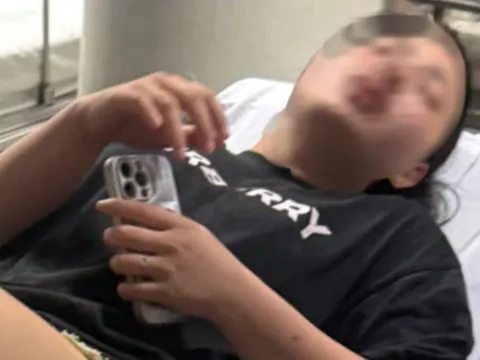 Cô gái 19 tuổi bị nhóm người lao vào đánh đến vỡ mũ bảo hiểm