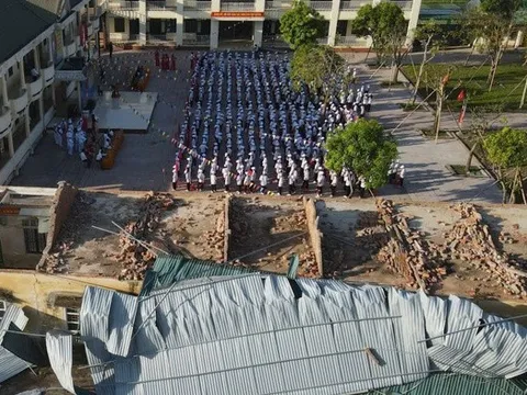 Gác lại ngổn ngang sau bão, hàng nghìn học sinh Hà Tĩnh bước vào năm học mới