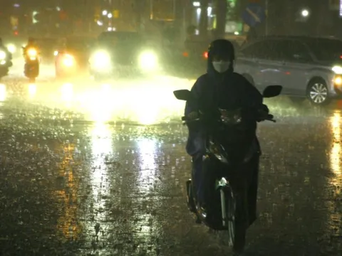 Mưa trút xuống nhiều nơi ở TP HCM