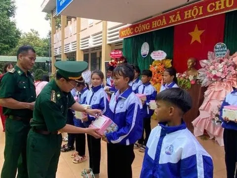 Trao gần 1,6 tỷ đồng cho học sinh khó khăn ở biên giới Gia Lai
