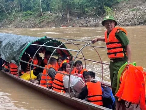 Cầu bị lũ dữ cuốn trôi, hàng trăm học sinh "vượt sông" đến trường