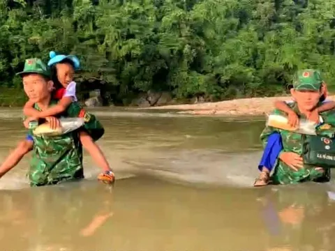 Video: Lính biên phòng cõng học sinh vượt suối đến trường trong ngày khai giảng