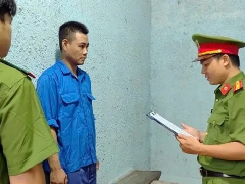 Khởi tố đối tượng dùng ô tô tông thẳng vào xe công an xã