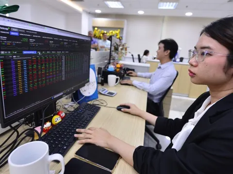 Chứng khoán bất ngờ 'rơi' sâu sau khi vượt mốc lịch sử 1.700