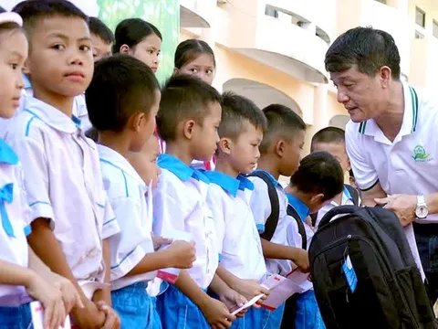 Tiếp thêm động lực cho thầy trò vùng bão