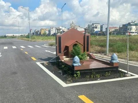 Dừng lưu thông qua khu vực có ngôi mộ án ngữ giữa đường