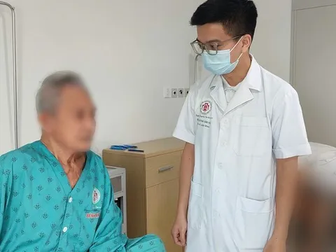 Người đàn ông suýt chết khi tự nặn mụn ở chân