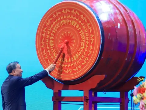 Tổng Bí thư Tô Lâm đánh trống khai giảng năm học 2025 - 2026