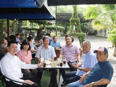 Cà phê sáng và "tám" chuyện với lãnh đạo xã