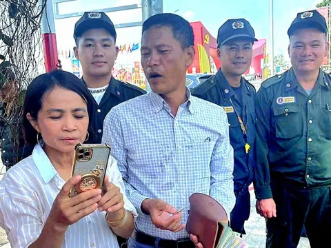 Khách xem Triển lãm thành tựu đất nước may mắn nhận lại túi xách có cả trăm triệu đồng bỏ quên