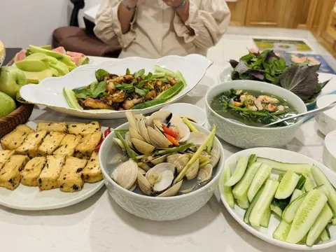 Thói quen ăn quá nhanh, nhai không kỹ gặp nhiều ở đô thị dễ gây béo phì, hỏng dạ dày