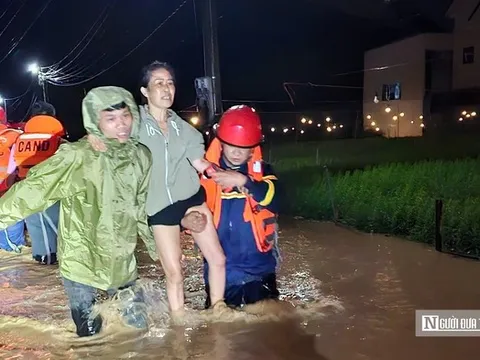 Xuyên đêm sơ tán dân khỏi vùng lũ ở Lâm Đồng