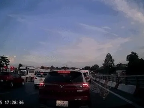 Clip xe container bất ngờ tông hàng loạt ô tô con trên cầu vượt ở Hà Nội