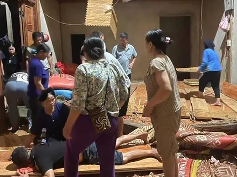 Đang ăn tối, sàn nhà bất ngờ sập xuống, 6 người bị thương